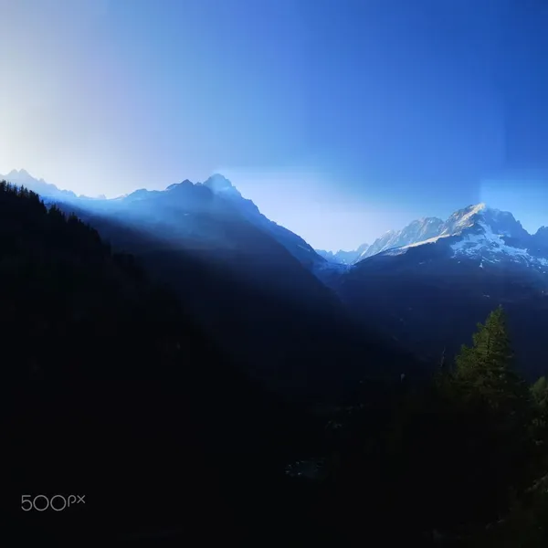 Premières lueurs du soleil sur les Alpes